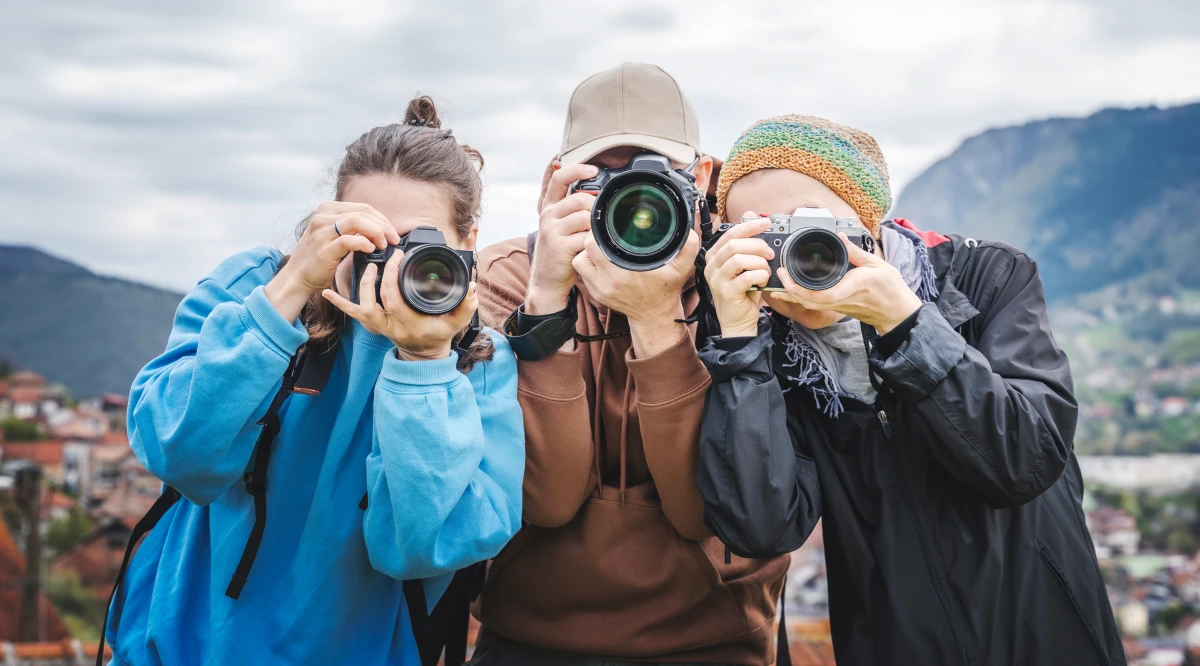 professional_photographer_association_image2 Three photographers with their cameras out and focusing on their subject.