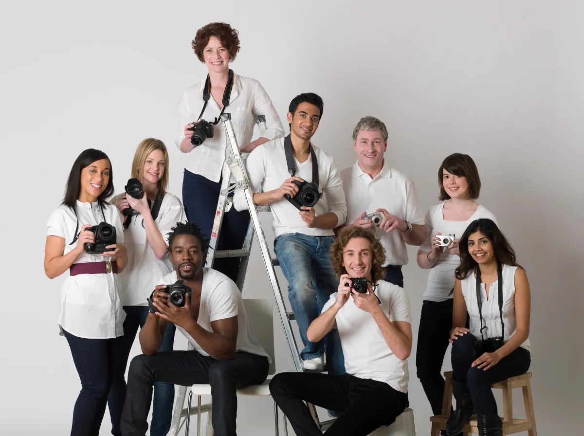 professional_photographer_association_image1 A group of photographers wearing white and posing in a snapshot.